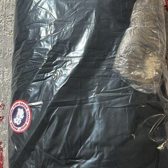 Canada goose jacket with real fur brand new sealed XL but fits like a large - Picture 10 of 10